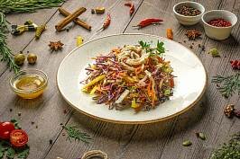 Салат из овощей с индейкой и оливково-кунжутной заправкой